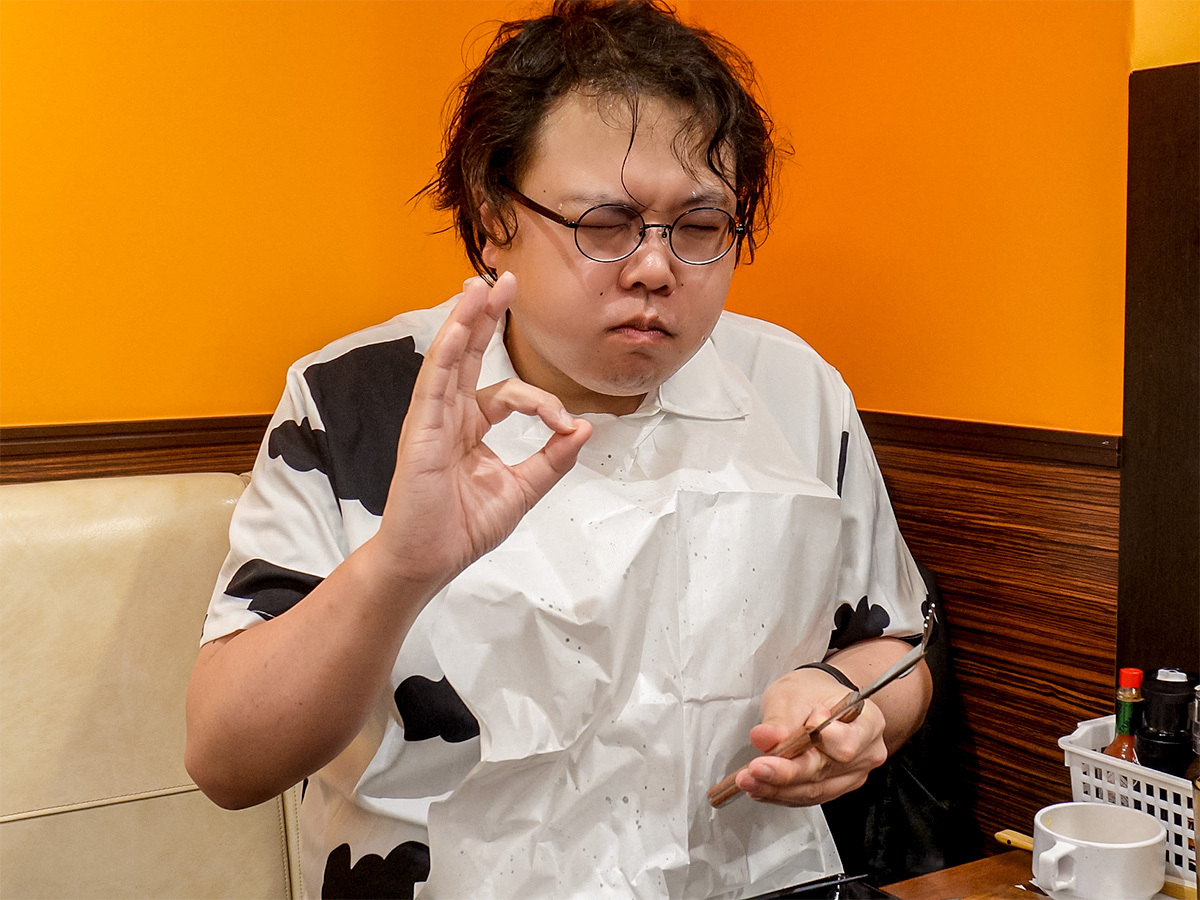 黙食しながら「美味しい」のポーズ。