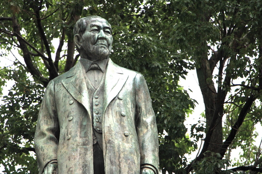 日本銀行本店近くの常盤橋にある渋沢栄一像。