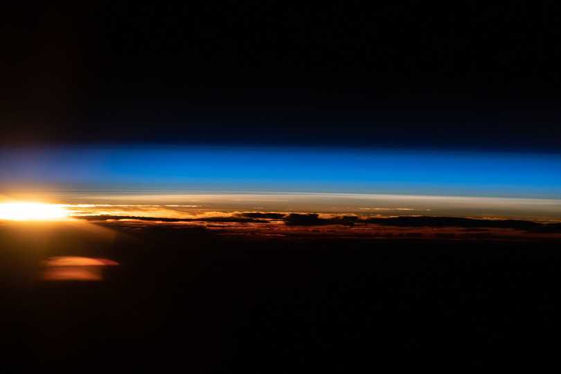西オーストラリア沖のインド洋に昇る太陽。2021年5月20日撮影。