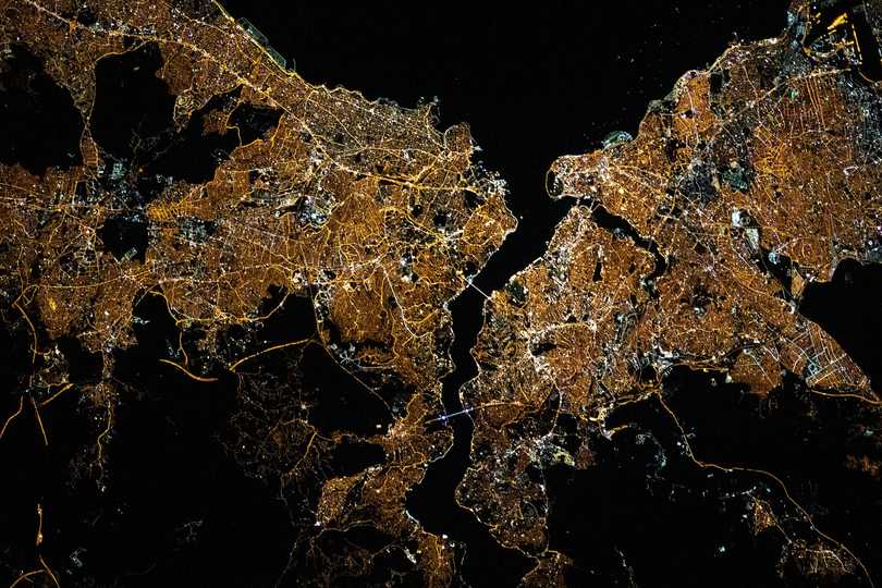トルコの街、イスタンブールの夜景。ボスポラス海峡と金角湾を囲むようにして都市が広がっている。2021年5月10日撮影。