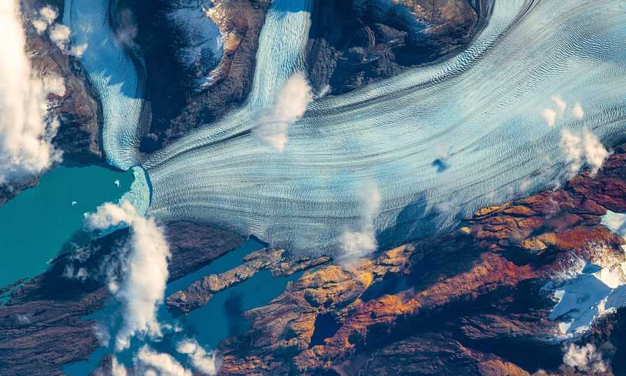 南米パタゴニア地域にあるウプサラ氷河は、氷河末端が湖に接していることもあり、とりわけ速いスピードで融けて後退しつつある。氷河末端の様子がわかる画像をトマ・ペスケが撮影した。
