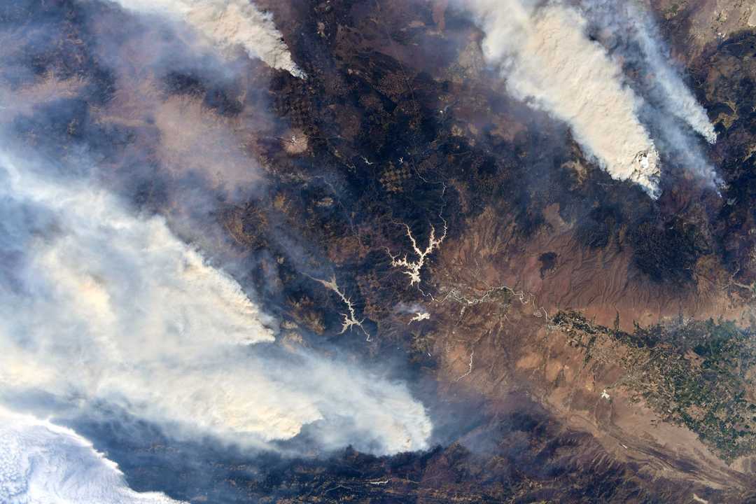 カリフォルニア州北部で発生した山火事の煙。2021年8月4日撮影。