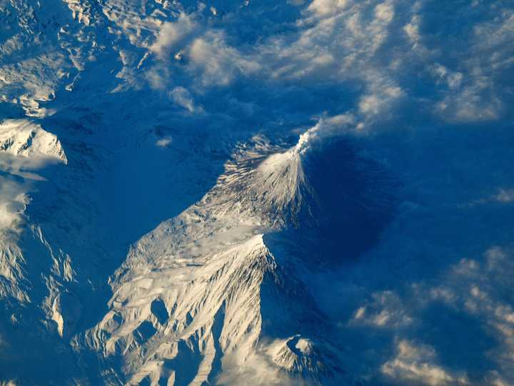 ロシア、カムチャツカ半島の火山。2021年4月2日撮影。