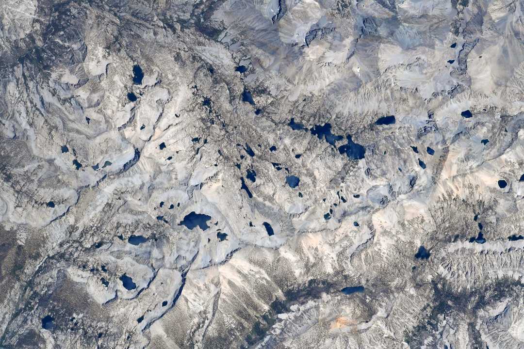 宇宙飛行士メーガン・マッカーサーが宇宙から撮影した、セコイア国立公園とキングス・キャニオン国立公園（ともにカリフォリニア州）。