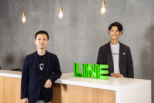 LINEブロックチェーン事業部長の米山裕介氏(右)とマネージャーの田中遼氏。