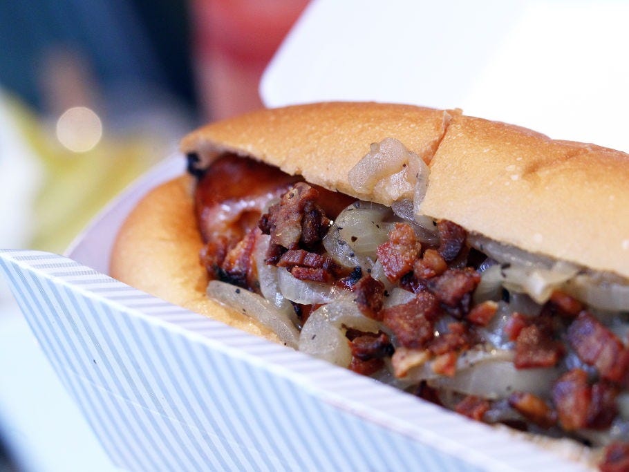 ベーコンと玉ねぎを加えたホットドッグ