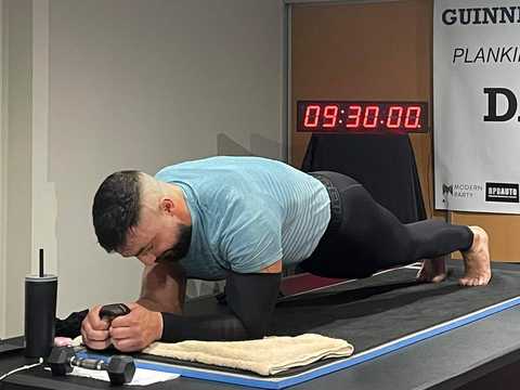 プランクの世界記録更新に挑戦中のダニエル・スカリ。