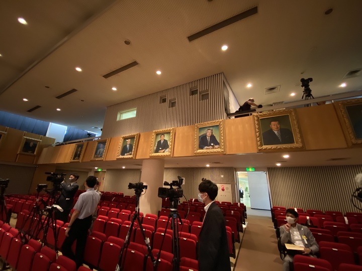 自民党本部8階ホールには歴代総裁の肖像画が飾られている。次に描かれるのは誰だろうか。