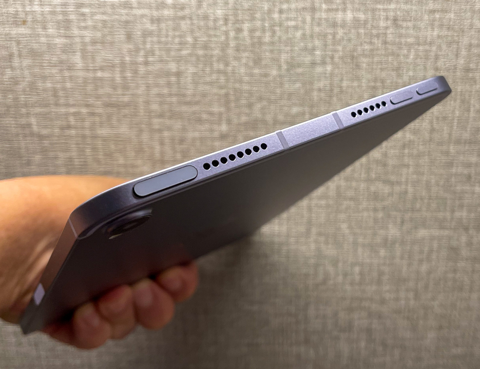 上部。Touch ID入りの電源ボタン（左）があり、右側にはボリュームボタンがある。縦で使うときは｢右側｣がボリュームアップだ。