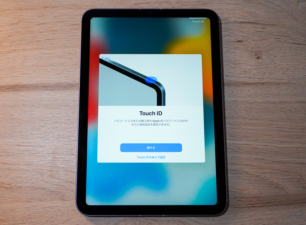 本体右上の電源ボタン部には、指紋認証機能である｢Touch ID｣が入っている。