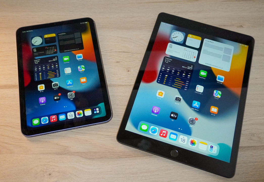 同時発売の｢第9世代iPad｣（右、色はスペースグレイ）と。8.3インチと10.2インチというディスプレイ以上にサイズの違いを感じる。