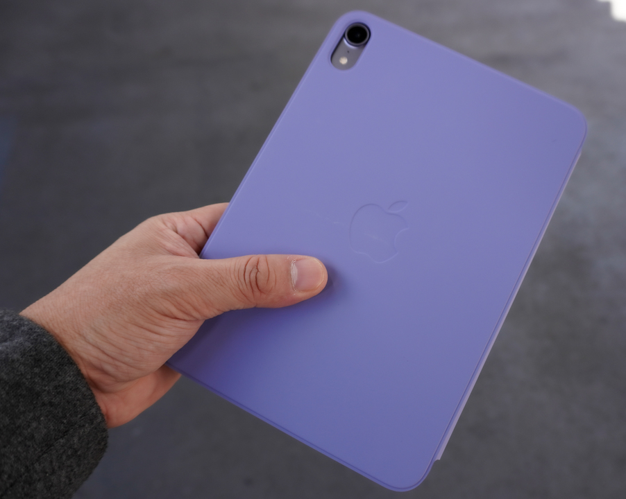 別売のApple Pencil（第2世代）と、iPad mini用Smart Folio（イングリッシュラベンダー）をつけて。片手にうまく収まるサイズ感だ。