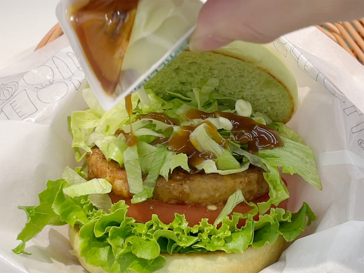 グリーンバーガー＜テリヤキ＞ ソースかける
