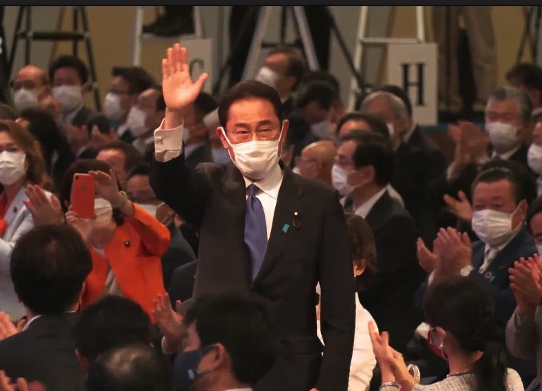 自民党総裁選に勝利した岸田氏。