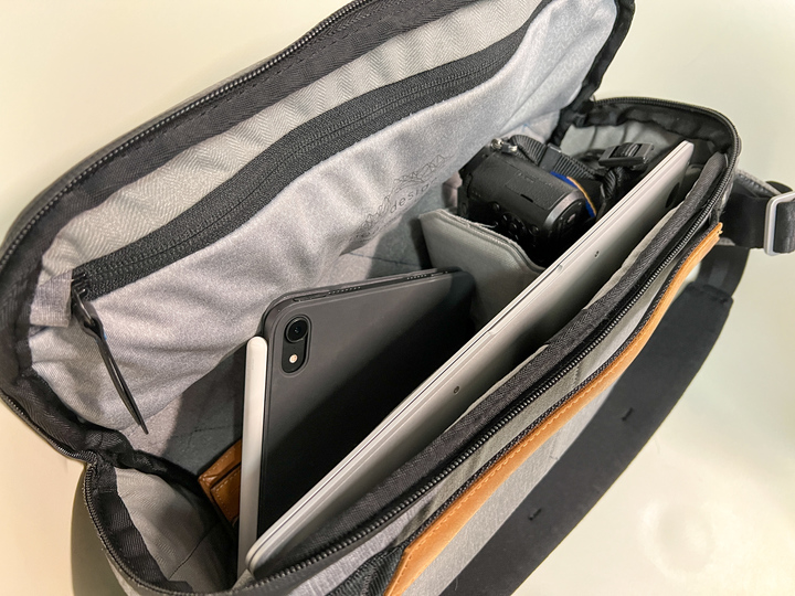 iPad miniとMacBook Air、取材カメラを1つのカバンに