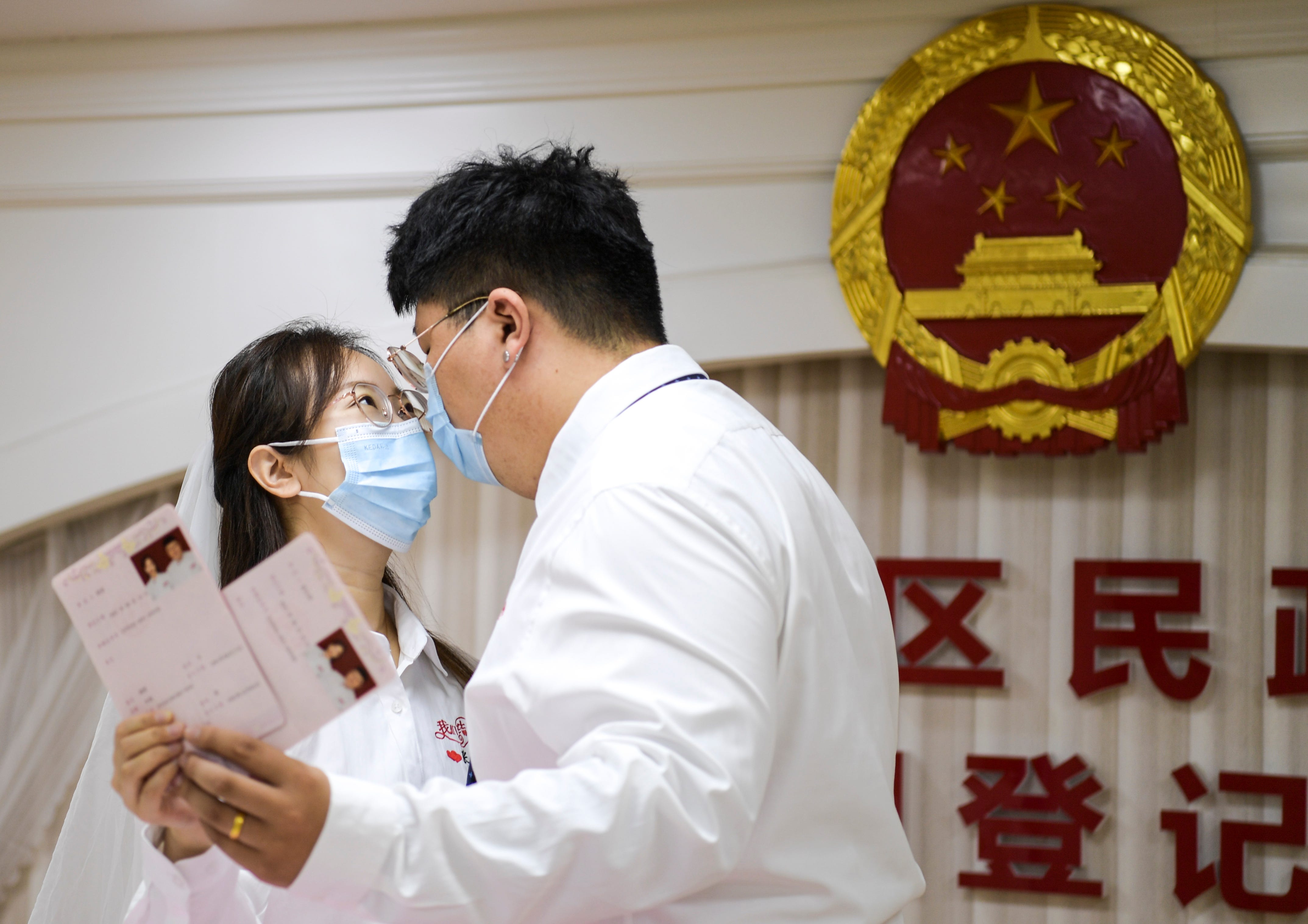 結婚の減少を食い止めたい 中国のある県の提案が 年配男性のベッドを温めよう作戦 と紹介され ネット炎上 Business Insider Japan