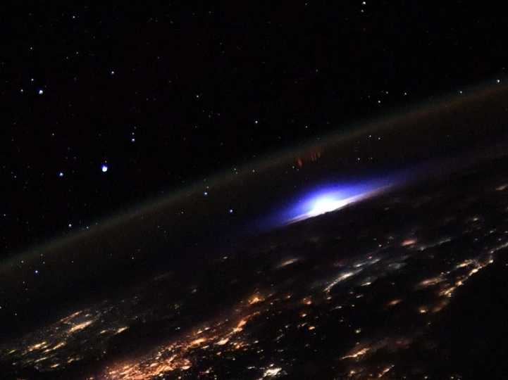Business Insider Japanのニュース記事「ISSの宇宙飛行士が珍しい発光現象｢スプライト｣を撮影」の画像