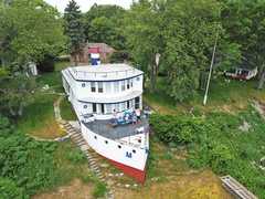 ミシガン州の湖畔にある｢船の形をした家｣...75万ドルで売出し中