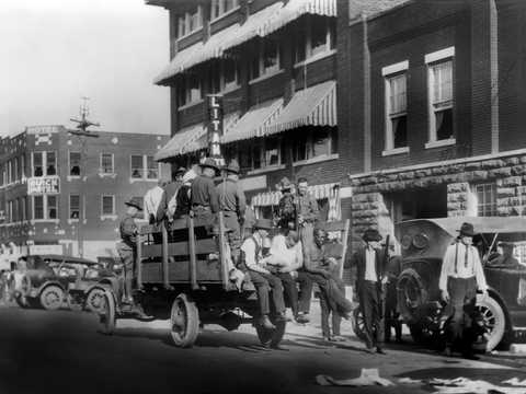 当時、新聞は白人至上主義を支える柱だった...ジャーナリズム専攻の学生によるプロジェクトが追求