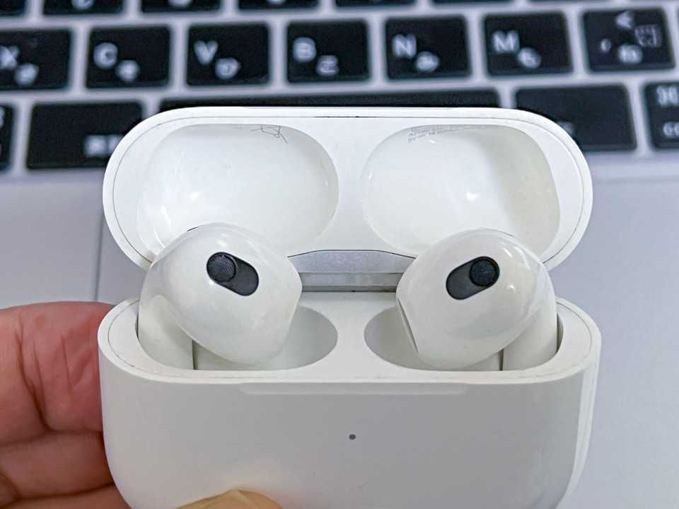 AirPods ProのケースにAirPodsを入れた