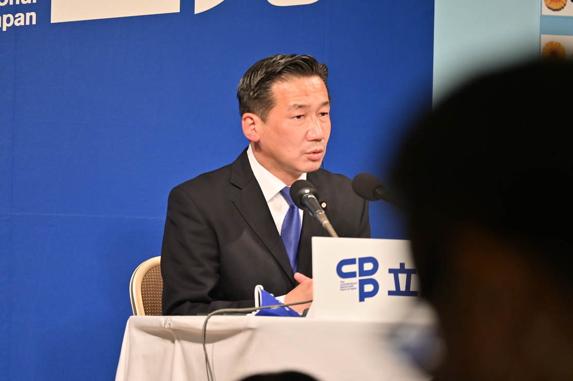 立憲民主党の開票センターで記者会見する福山哲郎幹事長。