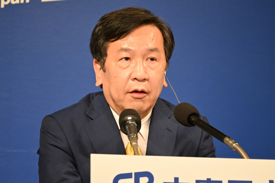 立憲民主党の開票センターで記者会見する枝野代表。