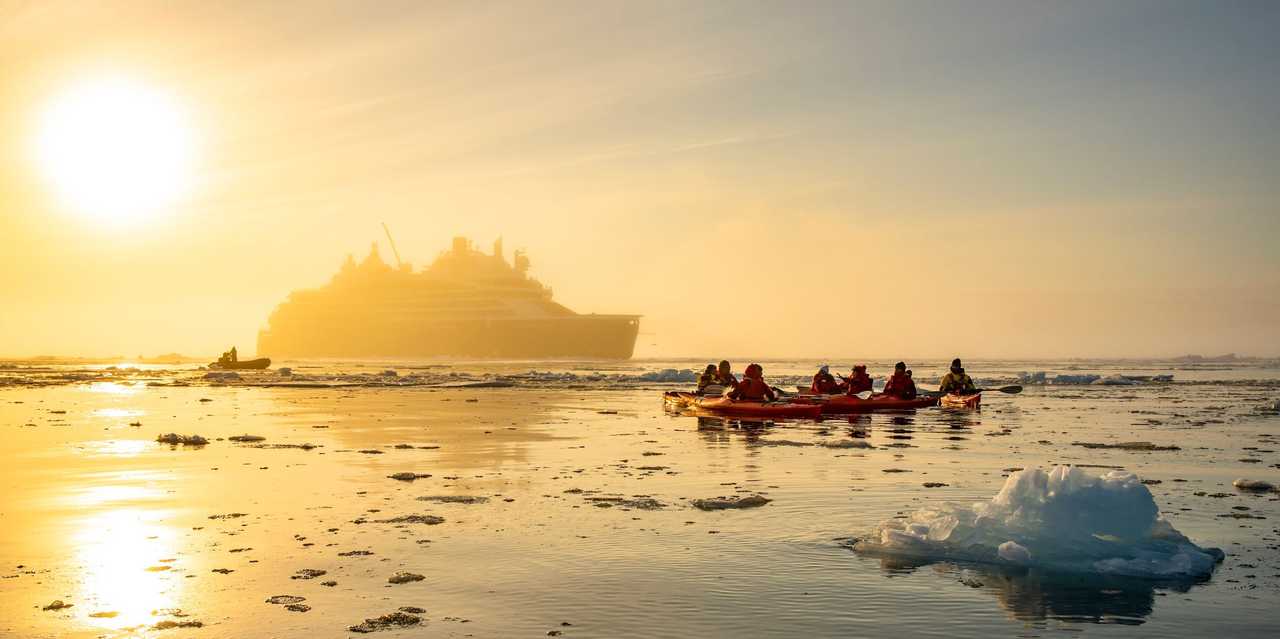 カヤックをする乗客とル・コマンダン・シャルコー号。