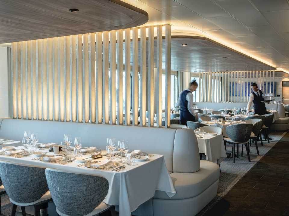 ル・コマンダン・シャルコー号の内部。