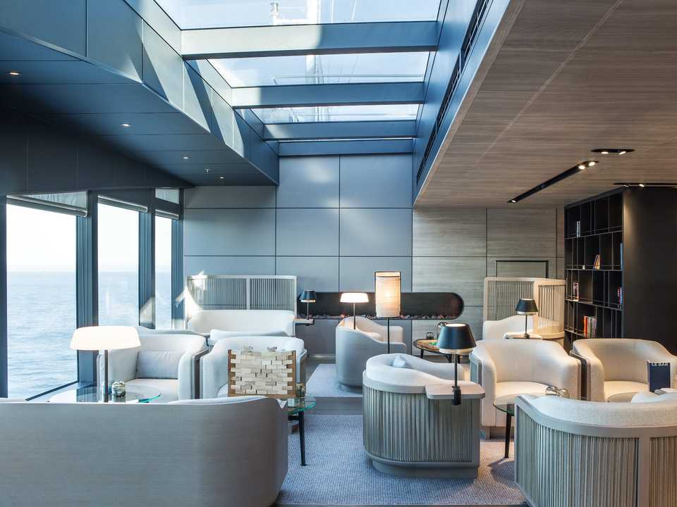 ル・コマンダン・シャルコー号の内部。