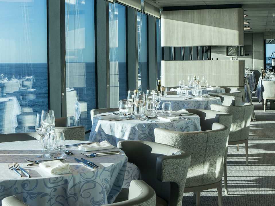 ル・コマンダン・シャルコー号の内部。