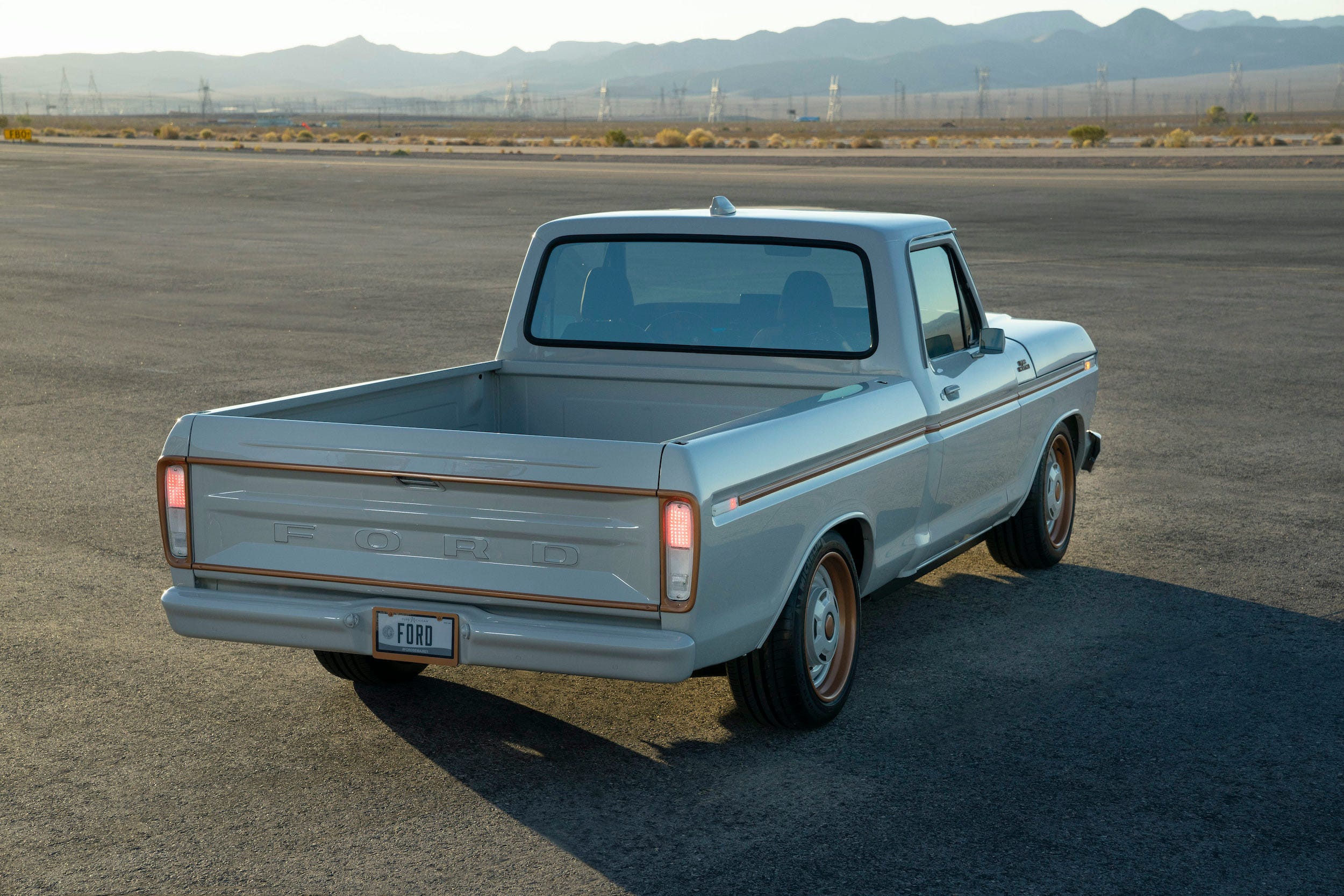 フォード、1978年式F-100のEV版を発表…改造EV向けにモーターや