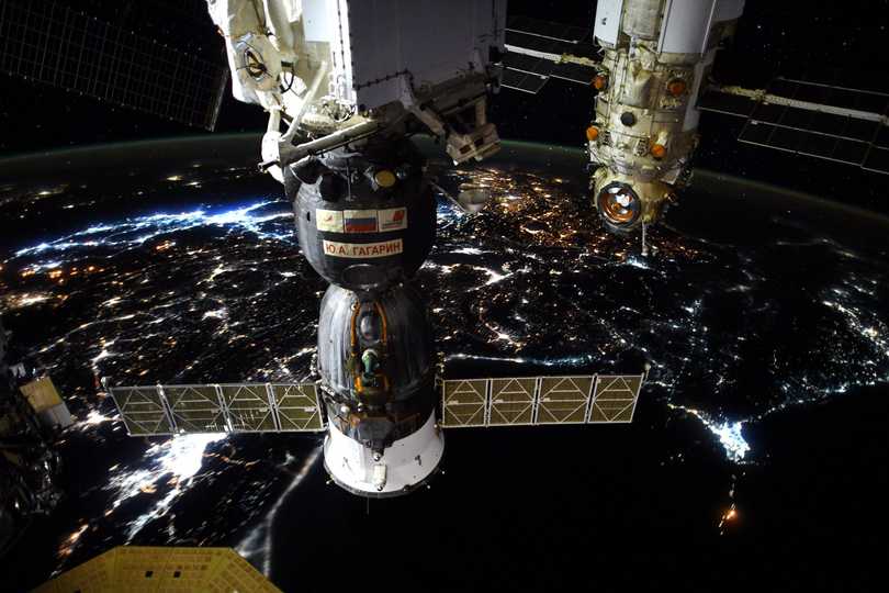 ISSにドッキングされているロシアのソユーズ宇宙船とナウカ実験モジュール。2021年9月15日撮影。