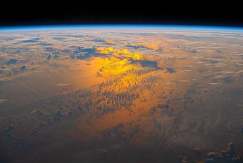 夕陽に染まる海。2021年6月15日撮影。