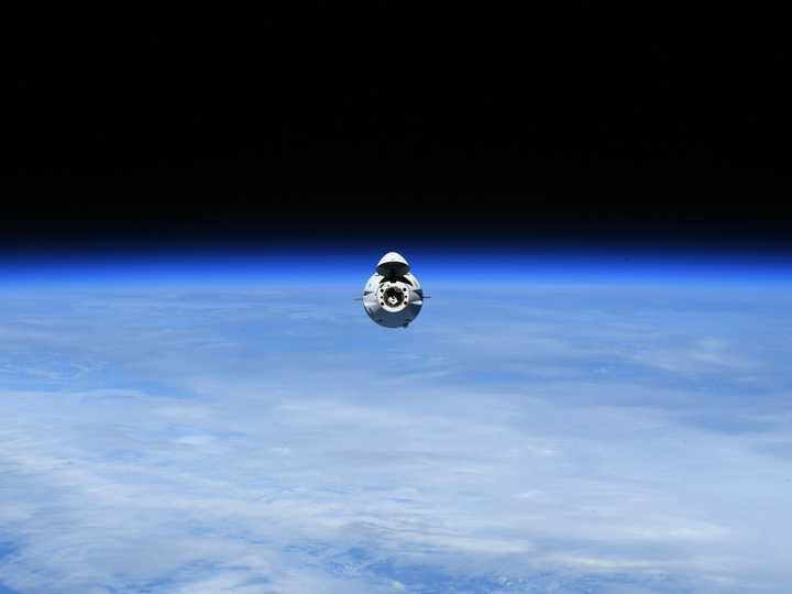 2021年8月30日、貨物を積んだドラゴン宇宙船がISSに接近する様子。