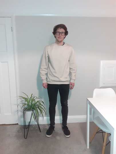 ベージュのジャンパー、青のTシャツ、黒のジーンズ、ナイキのスニーカーを1週間着用した。