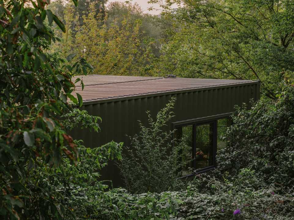 Wiercinski-studio's portable cabin made out of a shipping containers.Oni Studio