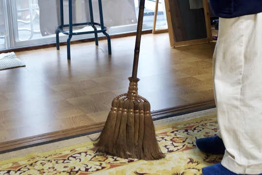 掃除機にはない魅力 棕櫚ほうき でストレスフリーな掃除生活を手に入れた 21年買ってよかったもの Business Insider Japan 掃除機にはない魅力 棕櫚ほうき でストレスフリーな掃除生活を手に入れた 21年買ってよかったもの Business Insider Japan