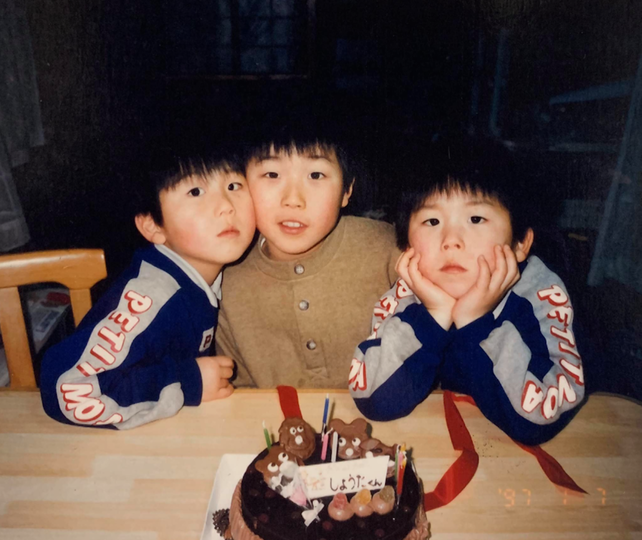 幼少期のヘラルボニー松田兄弟の写真