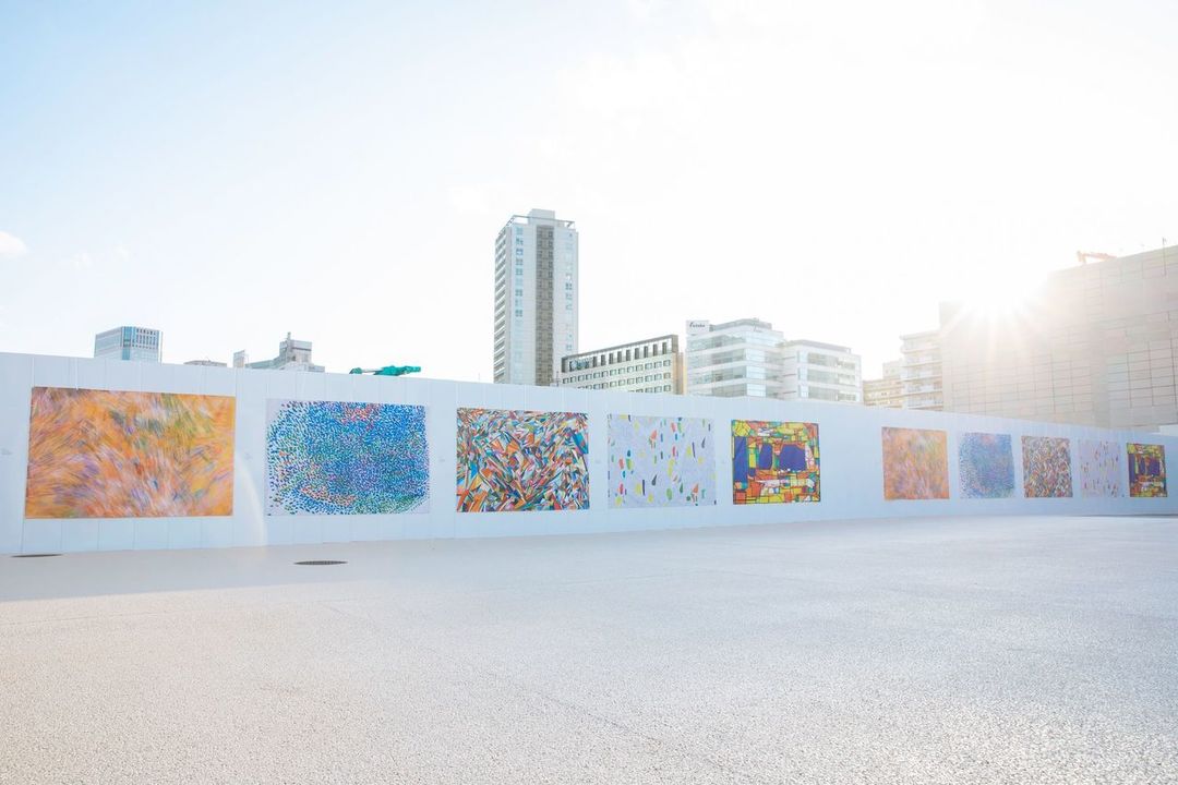 高輪ゲートウェイ駅開発時の仮囲い。前述の八重樫道代、小林覚を含む5人のアーティストの作品が展示された。