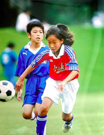 小学生時代の下山田志帆がサッカーする写真
