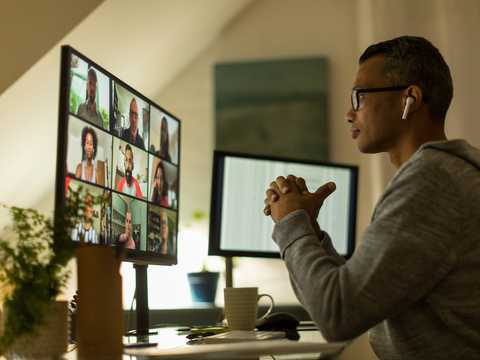 リモートワーカーが自宅で会議をする様子