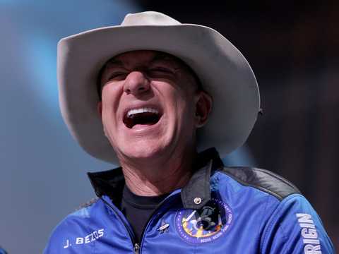 2021年7月20日、テキサス州バンホーンで行われた記者会見で、ブルーオリジンのニューシェパードでの宇宙飛行について語り、笑顔を見せるジェフ・ベゾス。