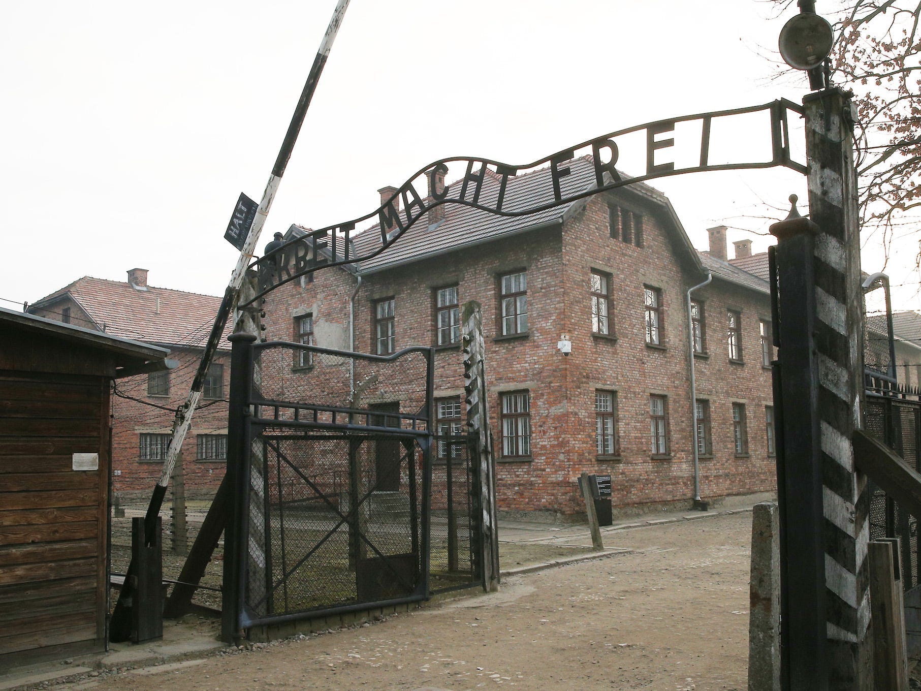 くだらない冗談 のつもりだった アウシュビッツ収容所跡でナチス式敬礼をしたオランダ人女性が拘束 罰金を科される Business Insider Japan くだらない冗談 のつもりだった アウシュビッツ収容所跡でナチス式敬礼をしたオランダ人女性が拘束 罰金を科される Business Insider Japan