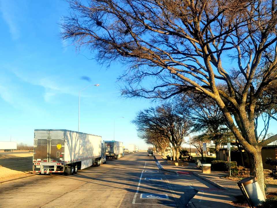 停車中のトラック