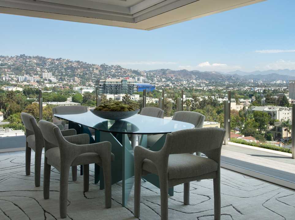 フォーシーズンズ・プライベート・レジデンス・ロサンゼルスのダイニングルーム。