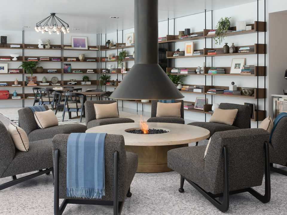 フォーシーズンズ・プライベート・レジデンス・ロサンゼルスの共同ラウンジ。