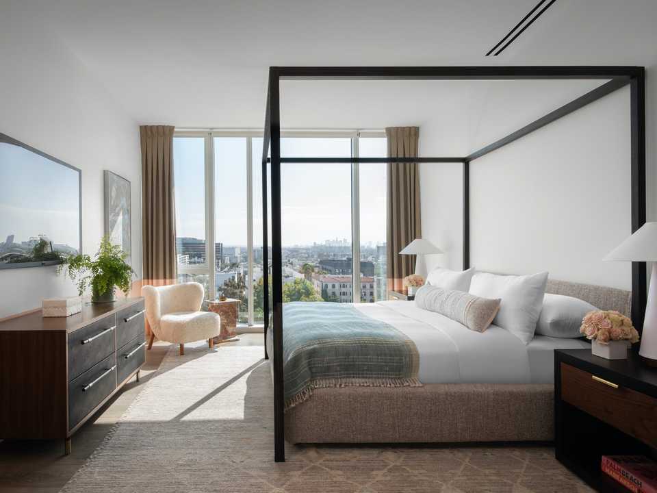 フォーシーズンズ・プライベート・レジデンス・ロサンゼルスのベッドルーム。