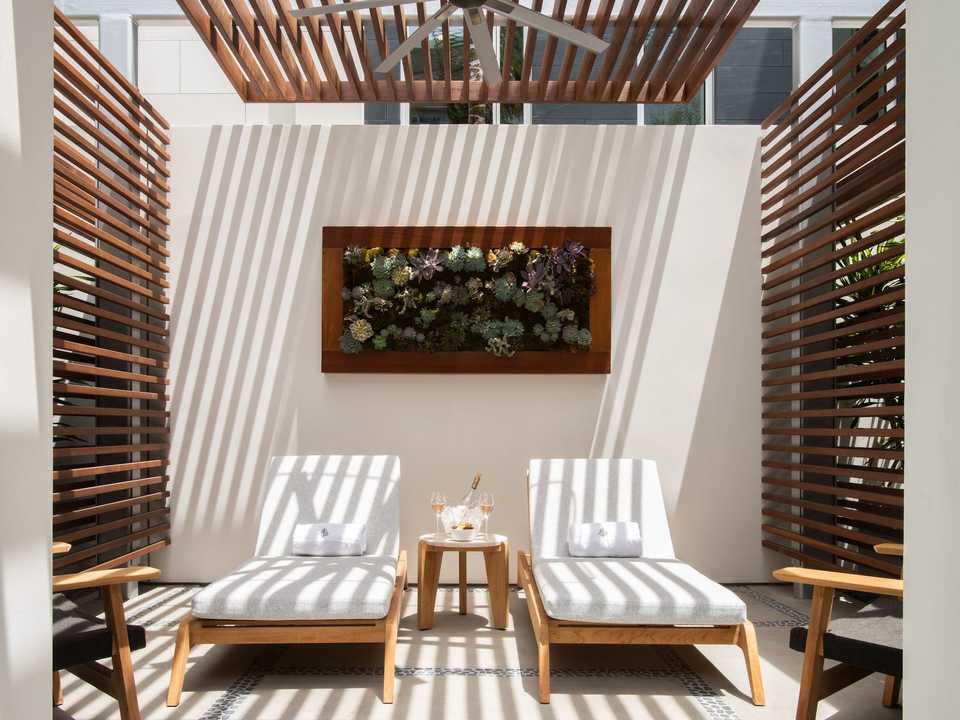 フォーシーズンズ・プライベート・レジデンス・ロサンゼルスのプールに面したカバナ。