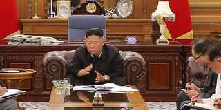 北朝鮮の金正恩総書記、階段を下りるのに苦労している様子が確認される —— 最新映像