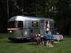 エアストリーム、電動キャンピングトレーラーのコンセプトモデルを発表...数週間のオフグリッド生活も可能